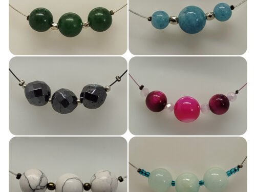 plusieurs colliers en pierres naturelles