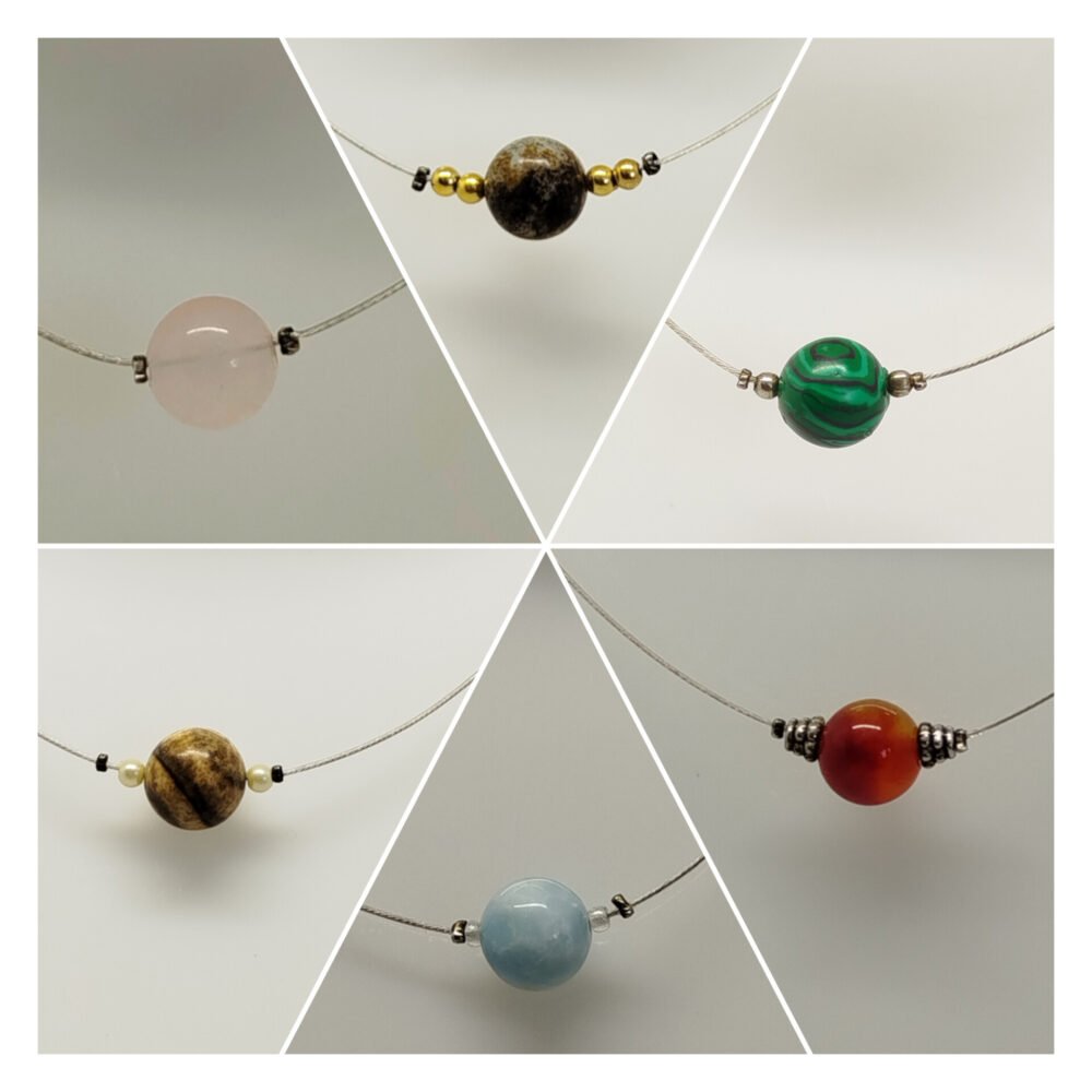 plusieurs colliers avec pierres naturelles