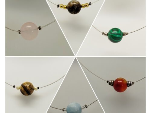 plusieurs colliers avec pierres naturelles