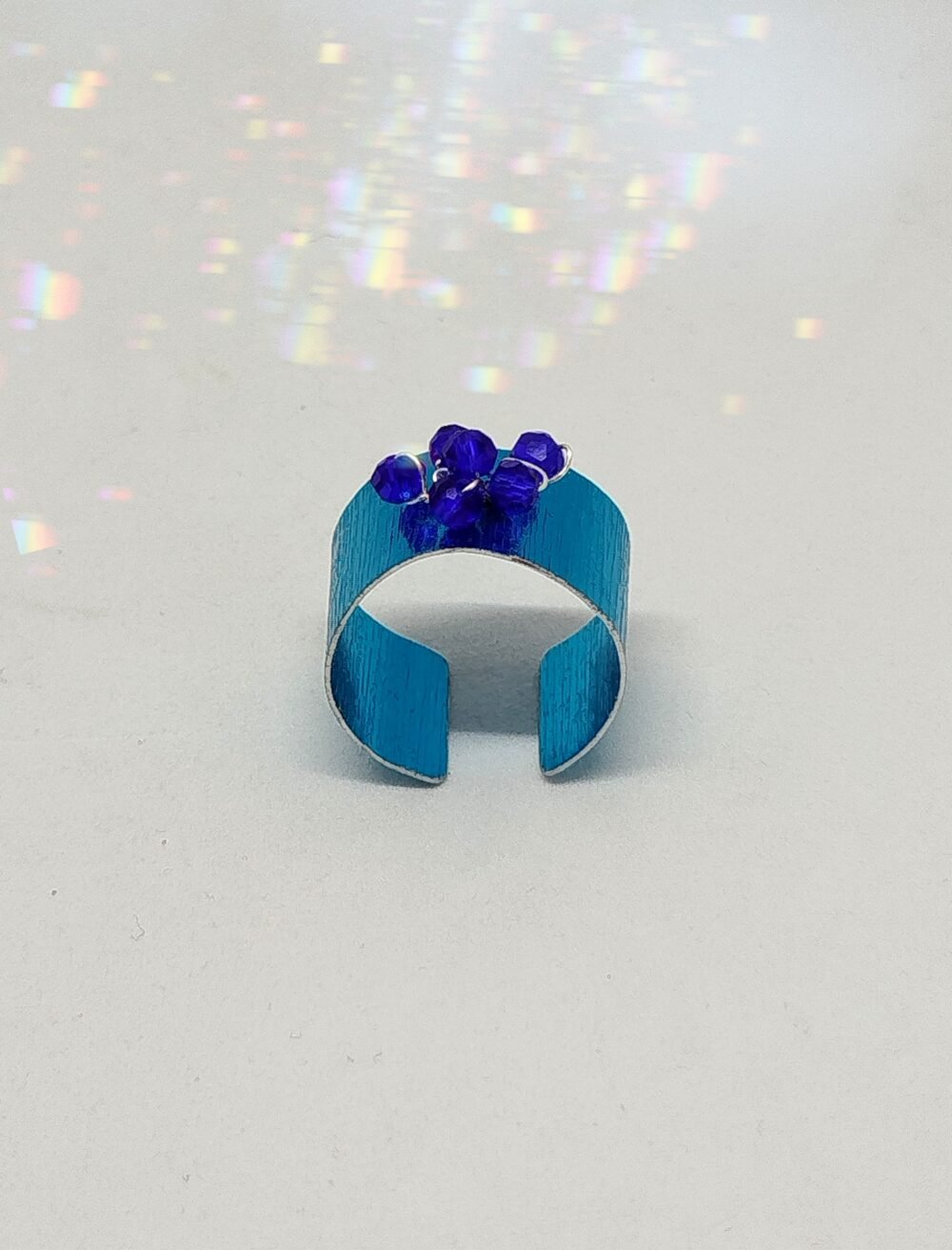 bague avec fil aluminium large turquoise avec perles