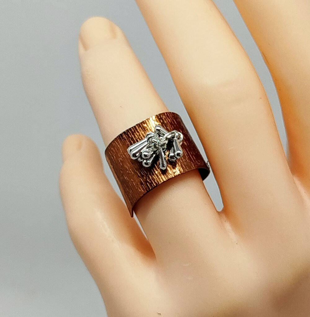 bague en fil aluminium marron et petites breloques argentées