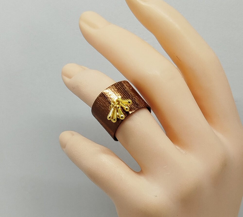 bague en fil aluminium marron et petites breloques dorées