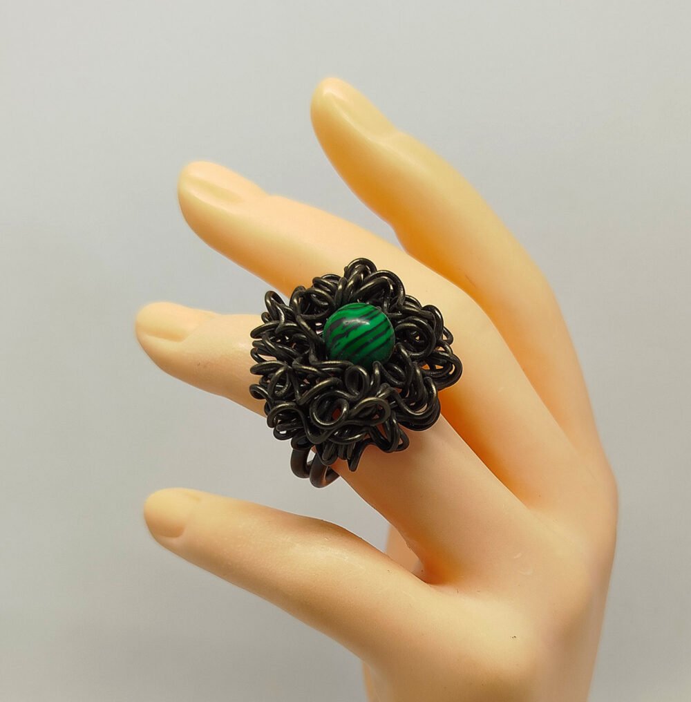 bague crazy en fil aluminium noir avec grosse crinière et pierre malachite au centre