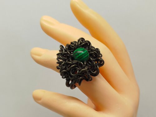 bague crazy en fil aluminium noir avec grosse crinière et pierre malachite au centre