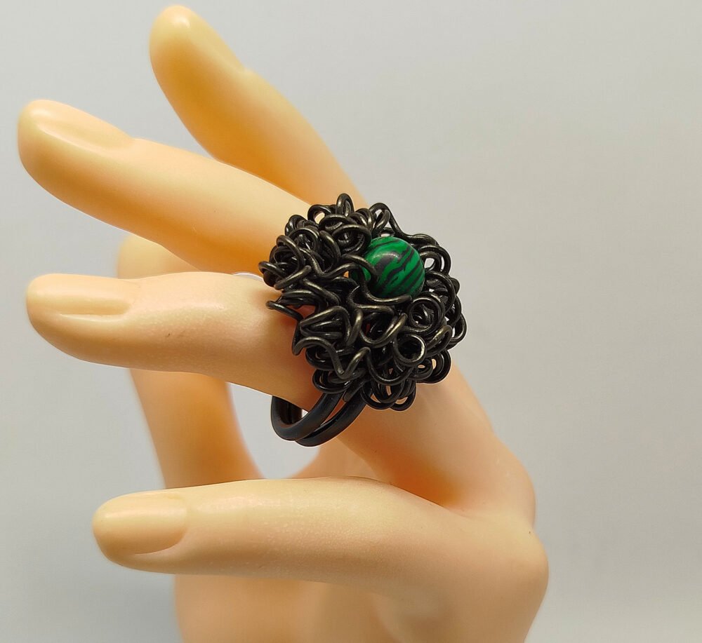 bague crazy en fil aluminium noir avec grosse crinière et pierre malachite au centre