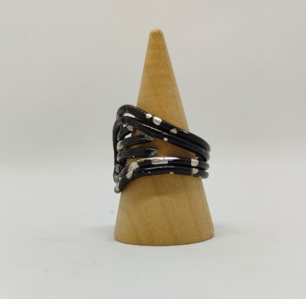 Bague Griffe Captivant et Originale en fil aluminium noir moucheté
