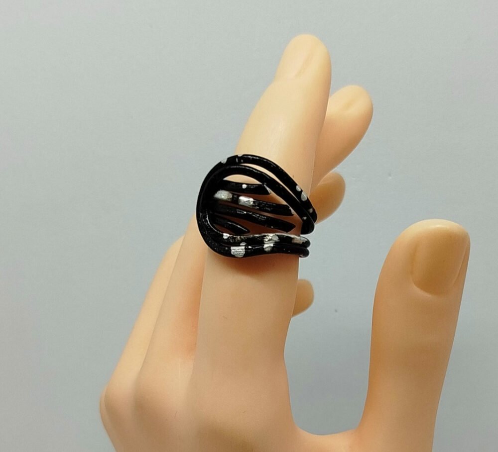 Bague Griffe Captivant et Originale en fil aluminium noir moucheté