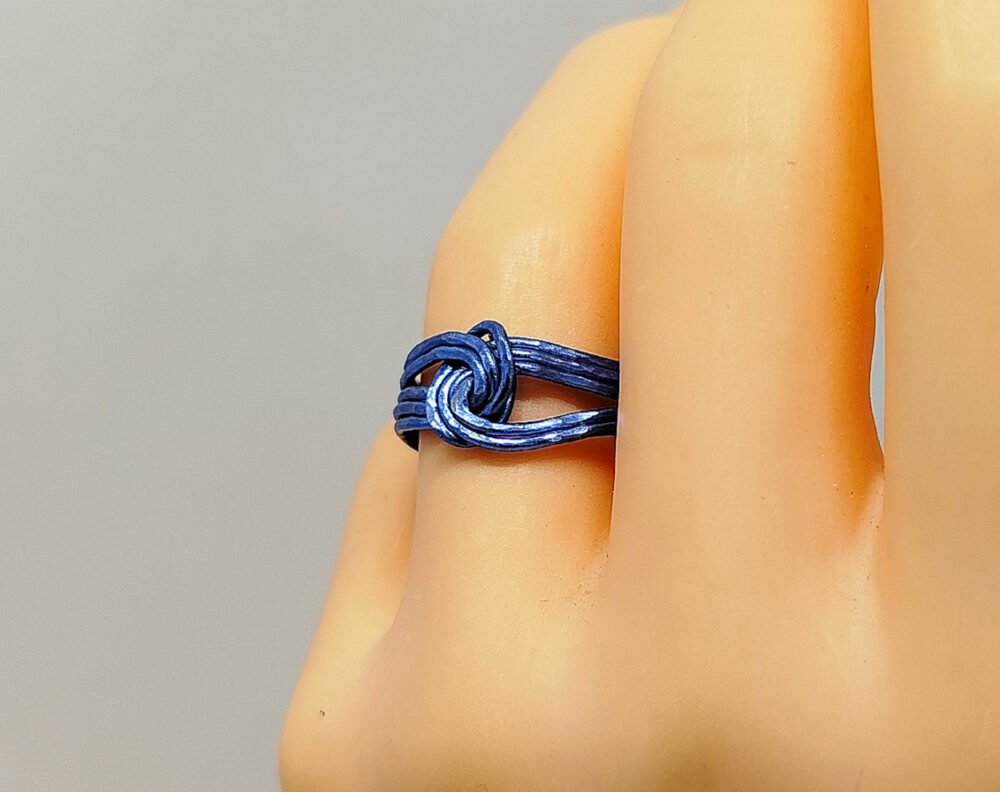bague bleue soigneusement créé en fil aluminium