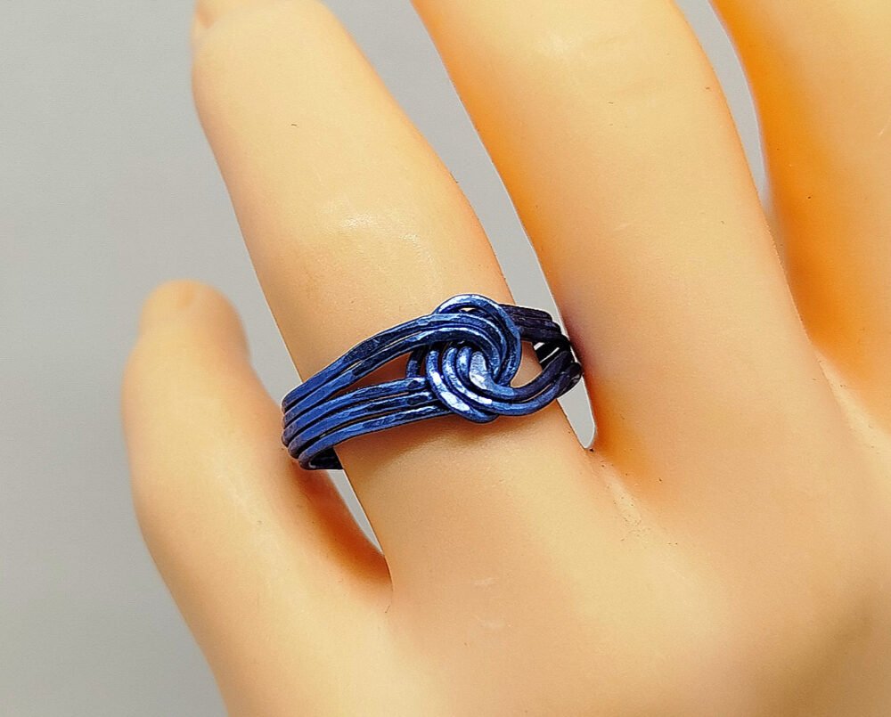 bague bleue soigneusement créé en fil aluminium