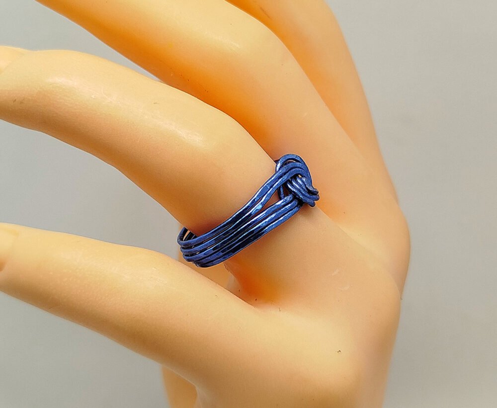 bague bleue soigneusement créé en fil aluminium