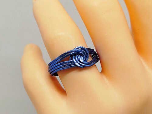 bague bleue soigneusement créé en fil aluminium