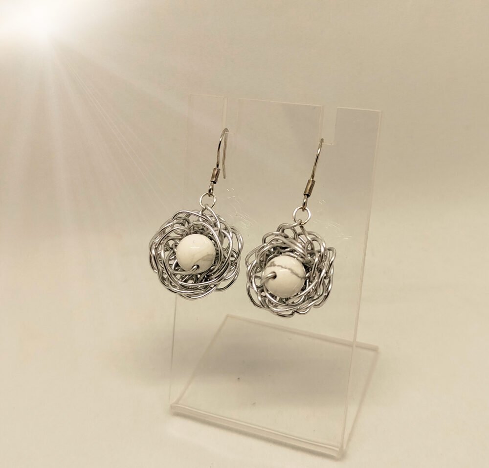 boucles d'oreilles en pierre howlite blanche et fil aluminium argenté en forme de fleur