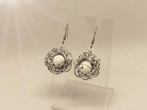 boucles d'oreilles en pierre howlite blanche et fil aluminium argenté en forme de fleur