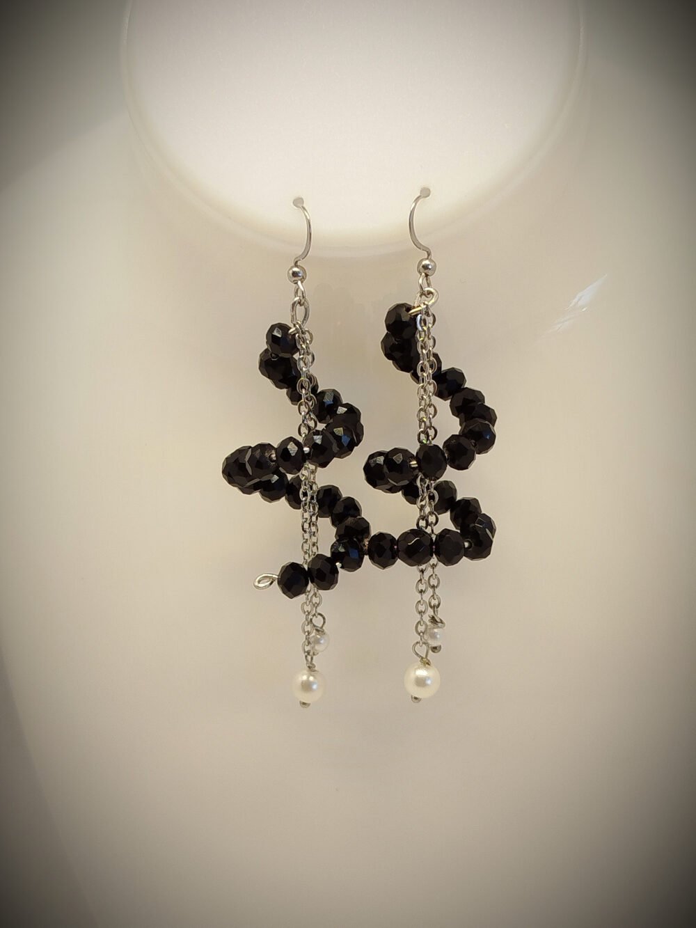 boucles d'oreilles curly en spirales habillées avec des perles à facettes noires et 2 morceaux de chaîne argentée