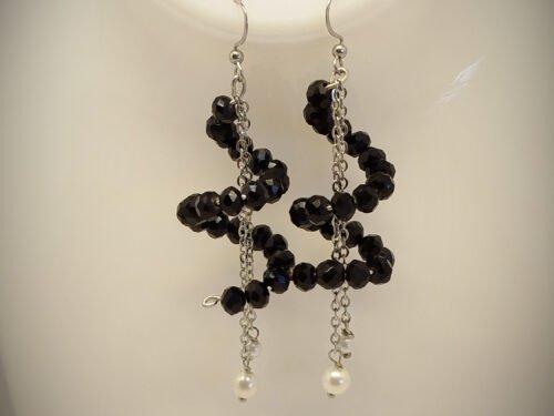 boucles d'oreilles curly en spirales habillées avec des perles à facettes noires et 2 morceaux de chaîne argentée