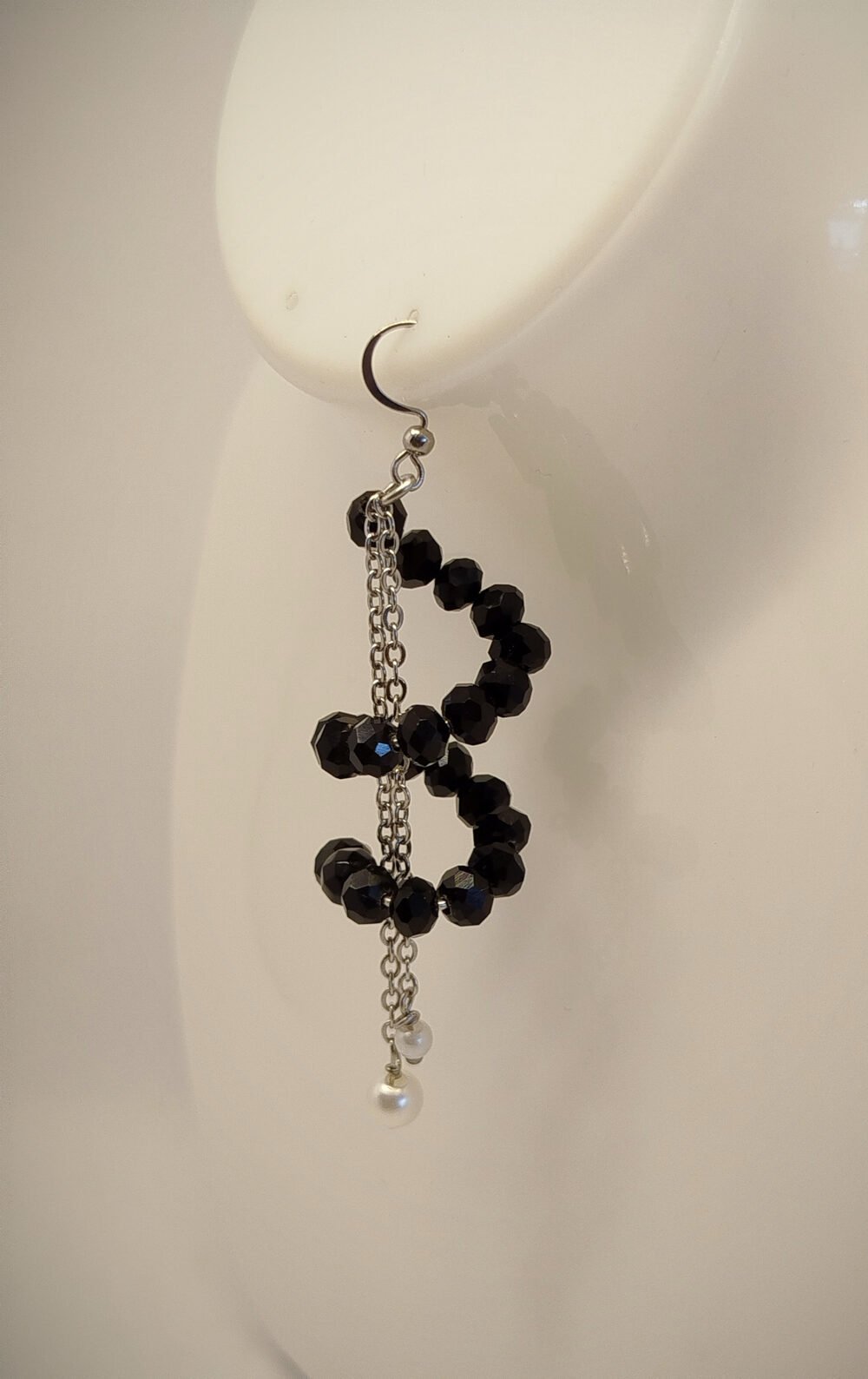 boucles d'oreilles curly en spirales habillées avec des perles à facettes noires et 2 morceaux de chaîne argentée