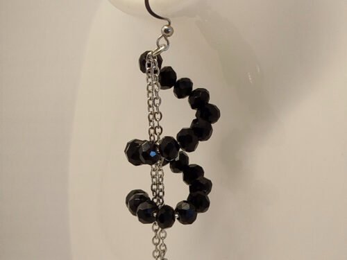 boucles d'oreilles curly en spirales habillées avec des perles à facettes noires et 2 morceaux de chaîne argentée