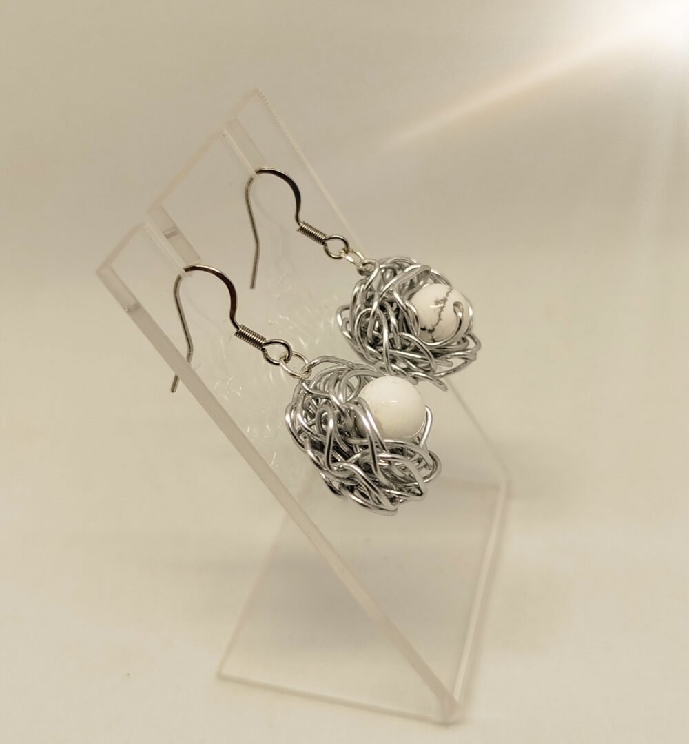 boucles d'oreilles en pierre howlite blanche et fil aluminium argenté en forme de fleur