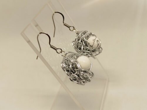 boucles d’oreilles en pierre howlite blanche et fil aluminium argenté en forme de fleur boucles d'oreilles en pierre howlite blanche et fil aluminium argenté en forme de fleur