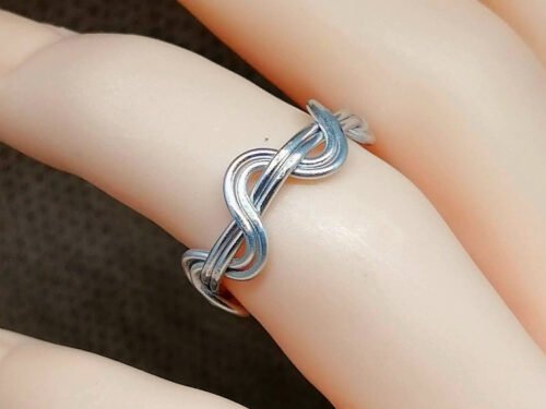 bague soigneusement confectionnée en fil aluminium argenté
