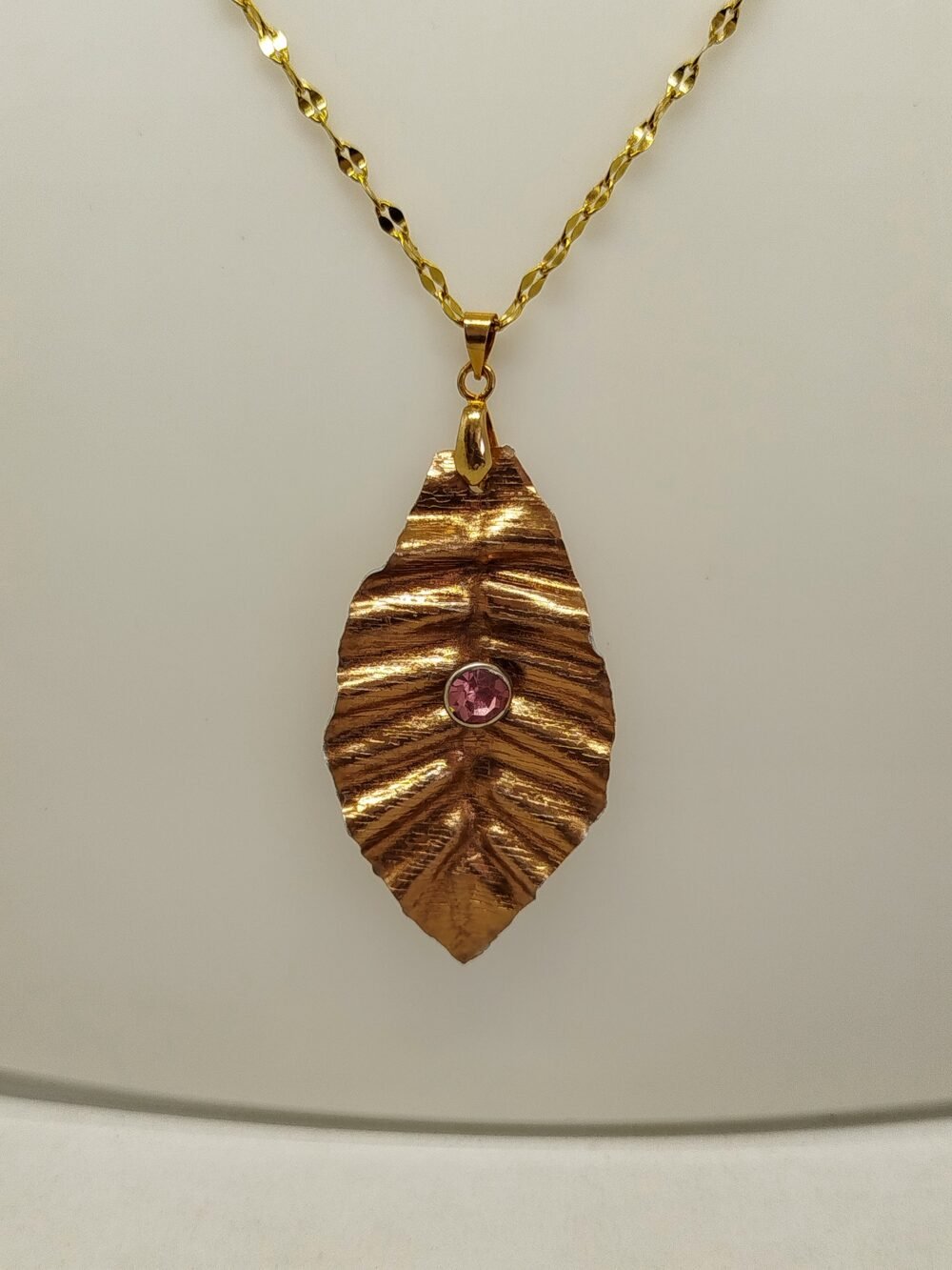 élégant sautoir feuille bronze