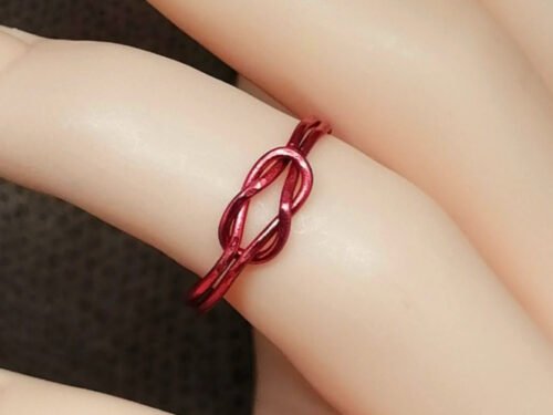 magnifique bague très délicate en fil aluminium rouge