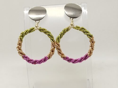 créoles colorées à petites perles de différentes couleurs clous d’oreilles argentés créoles colorées à petites perles de différentes couleurs clous d'oreilles argentés