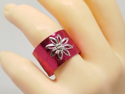 bague en fil aluminium rouge avec fleur argenté fixé au centre