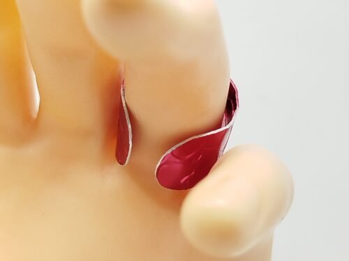 bague en fil aluminium rouge avec fleur argenté fixé au centre