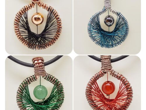 plusieurs colliers pendentifs tissés à l'intérieur et pierre naturelle suspendue