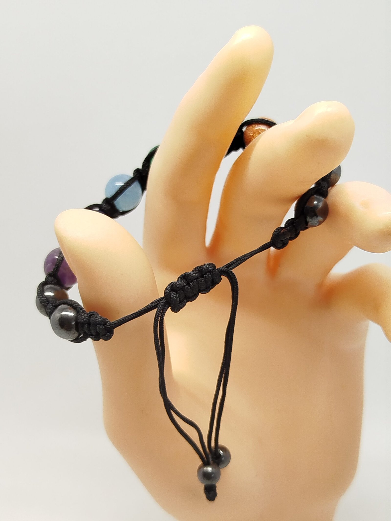 bracelet homme tressé en fil noir et différentes pierres naturelles nœud coulissant