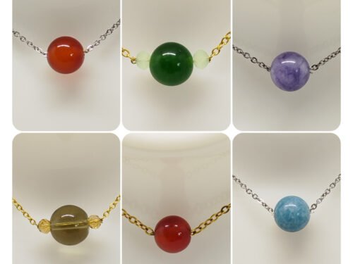 plusieurs colliers à maillons et belle pierre naturelle