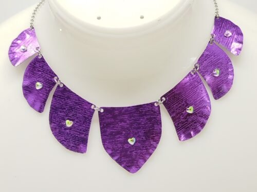 Ensemble violet élégant et moderne, au style intemporel, collier