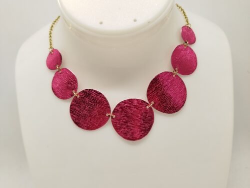 Osez le Rouge: Création Chic et Glamour, collier