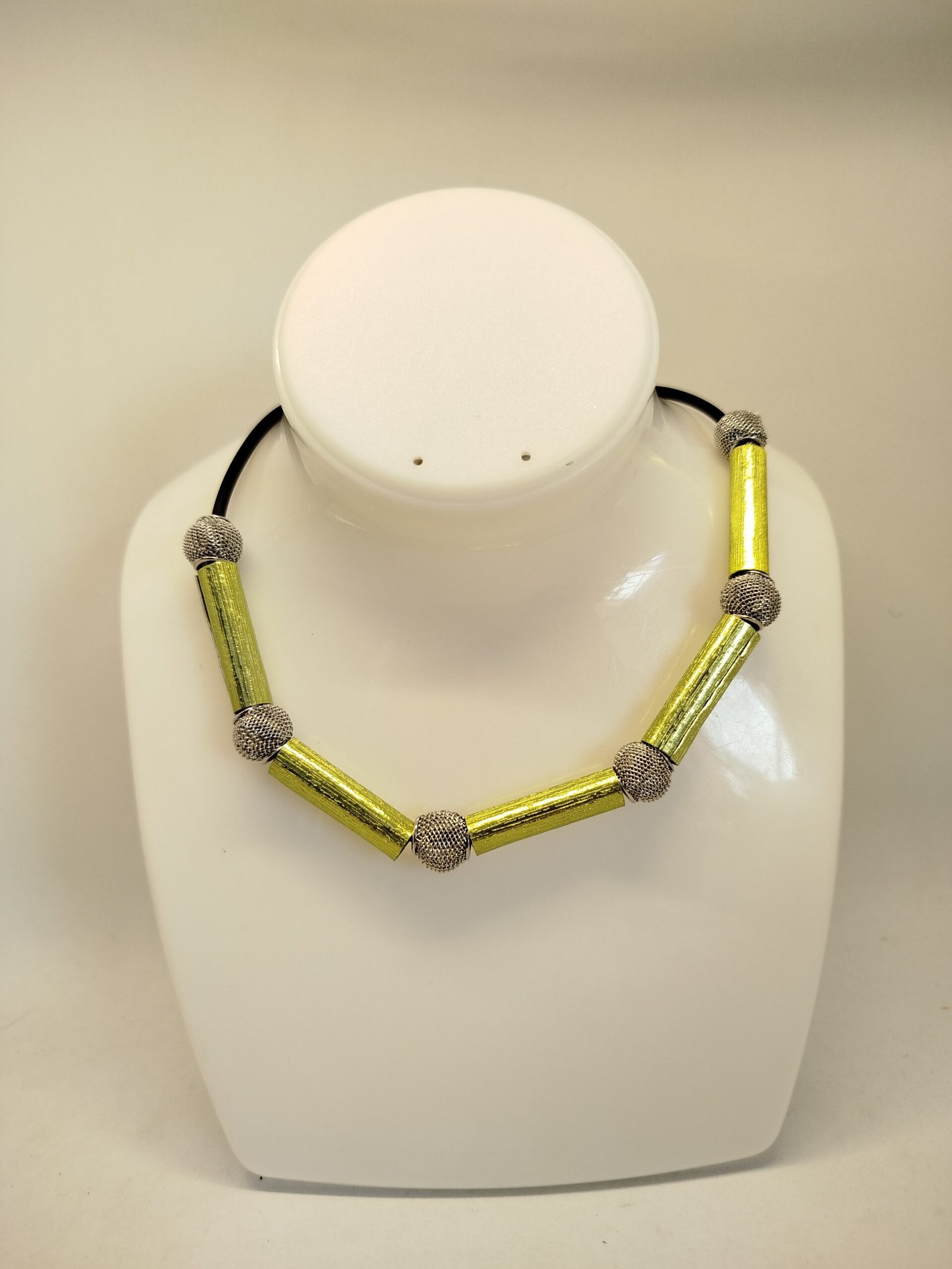 Superbe Collier en Aluminium et Caoutchouc