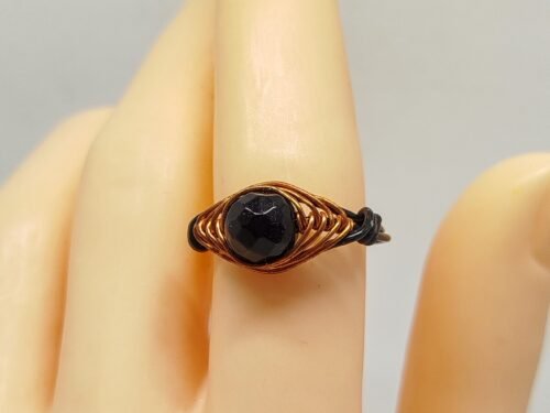 élégante bague avec pierre onyx au centre