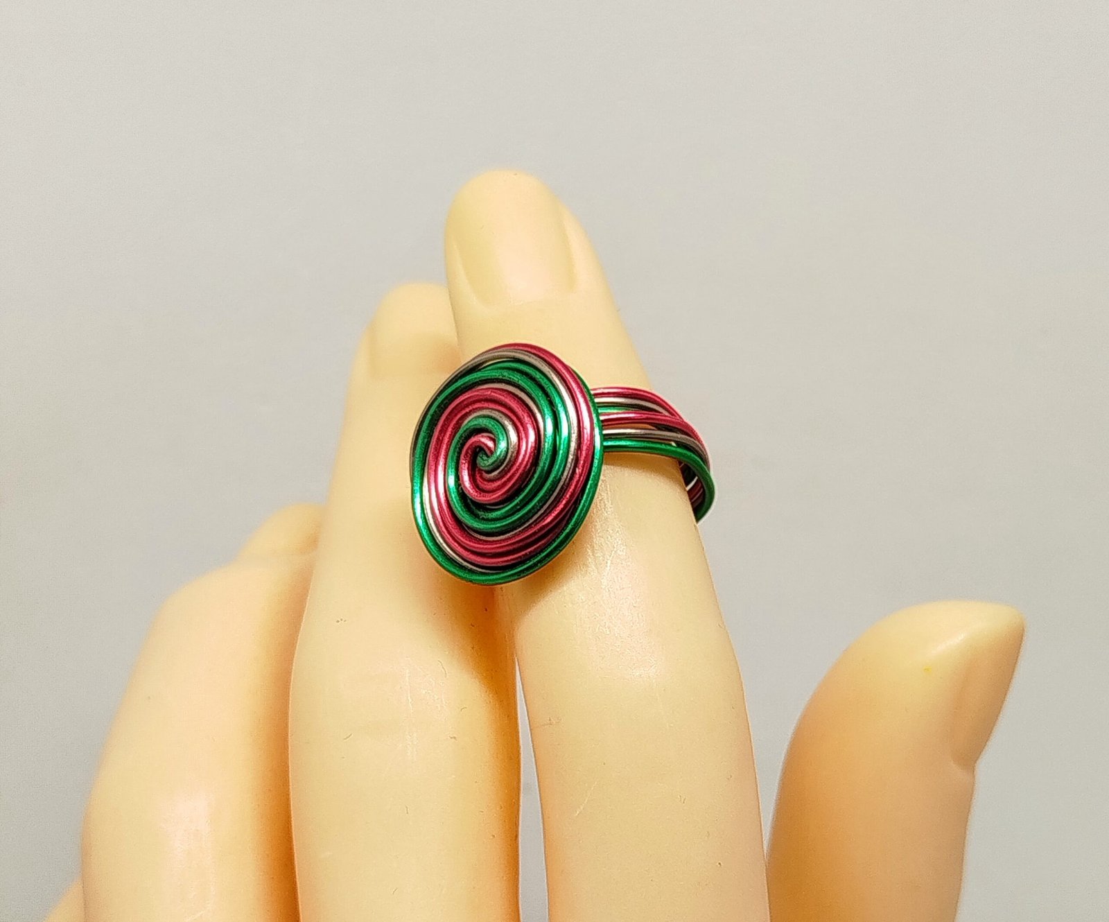 bague en spirale bleu violet vert
