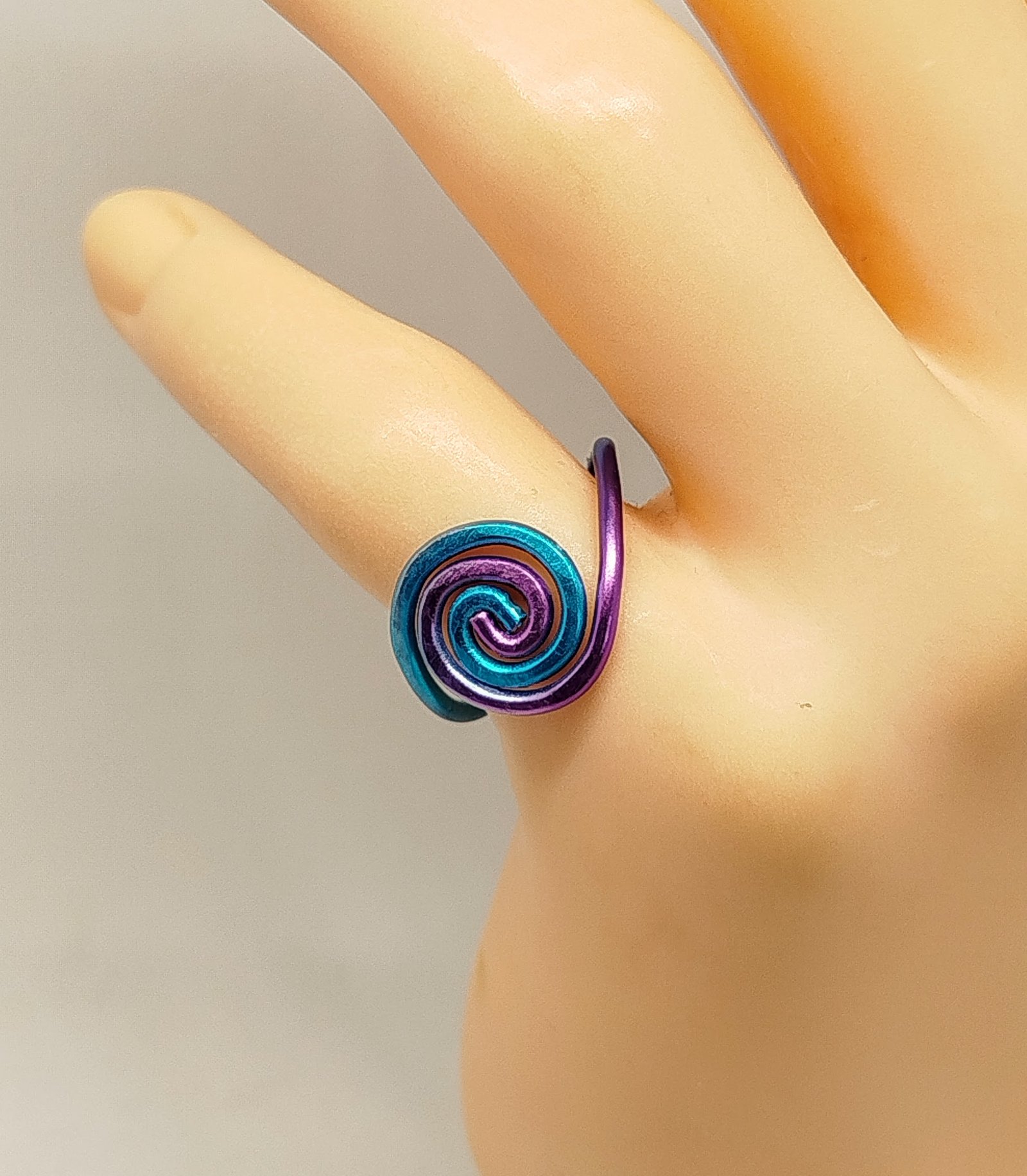 bague en spirale bleu violet