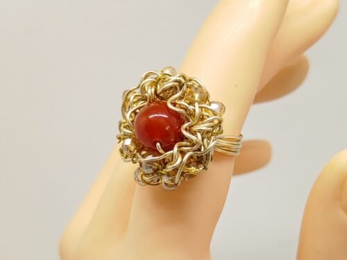 bague avec pierre naturelle cornaline au centre et crinière en fil aluminium doré autour