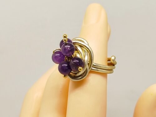bague en fil aluminium avec plusieurs pierres naturelles améthyste fixées au centre