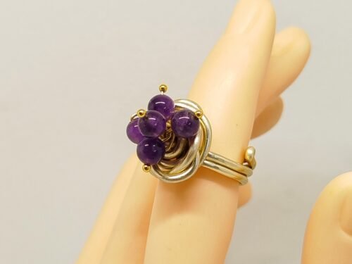 bague en fil aluminium avec plusieurs pierres naturelles améthyste fixées au centre bague en fil aluminium avec plusieurs pierres naturelles améthyste fixées au centre