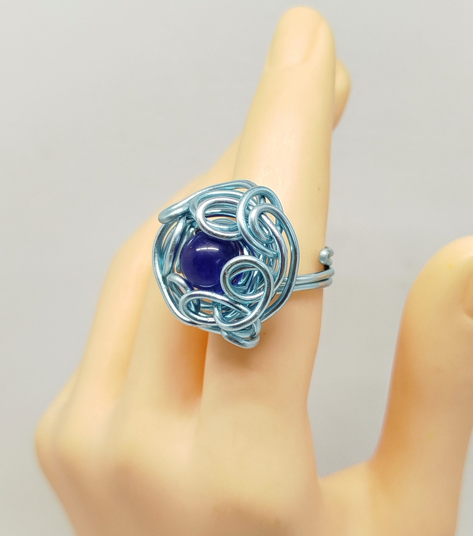 bague pierre calcédoine au centre et crinière en fil aluminium