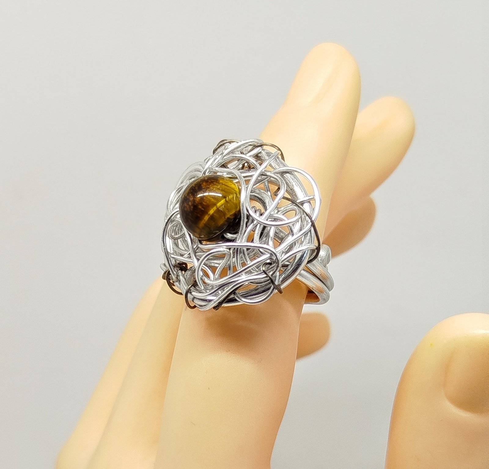 bague pierre œil de tigre au centre et crinière en fil aluminium