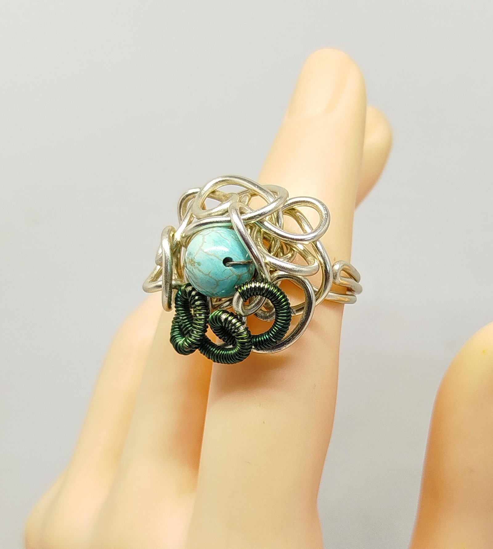 bague pierre turquoise au centre et crinière en fil aluminium