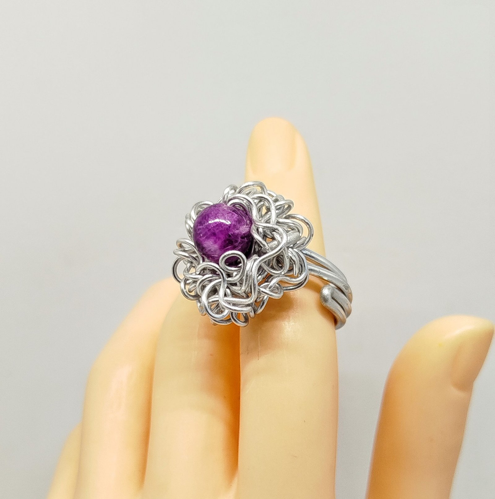 bague pierre améthyste au centre et crinière en fil aluminium