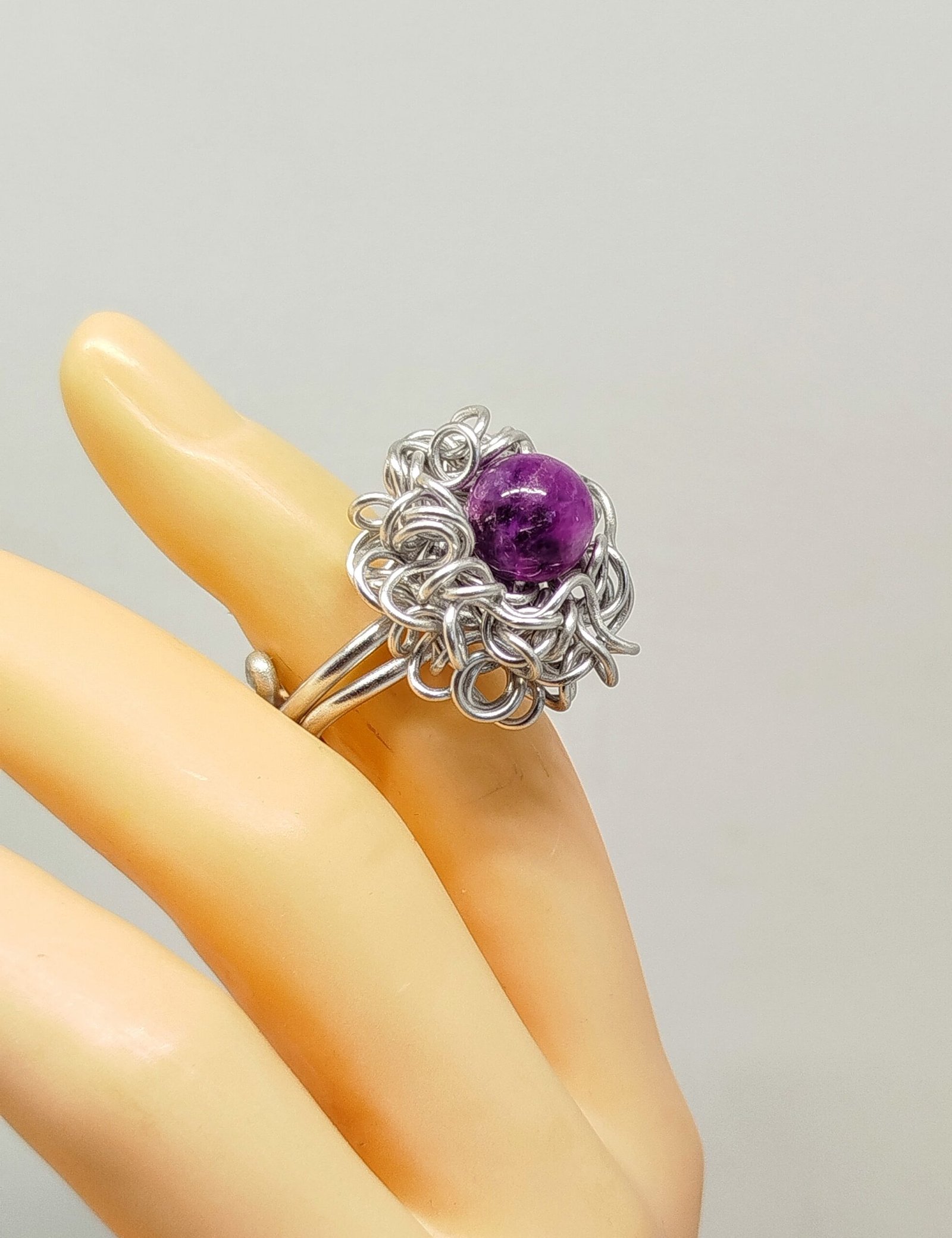 bague pierre améthyste au centre et crinière en fil aluminium