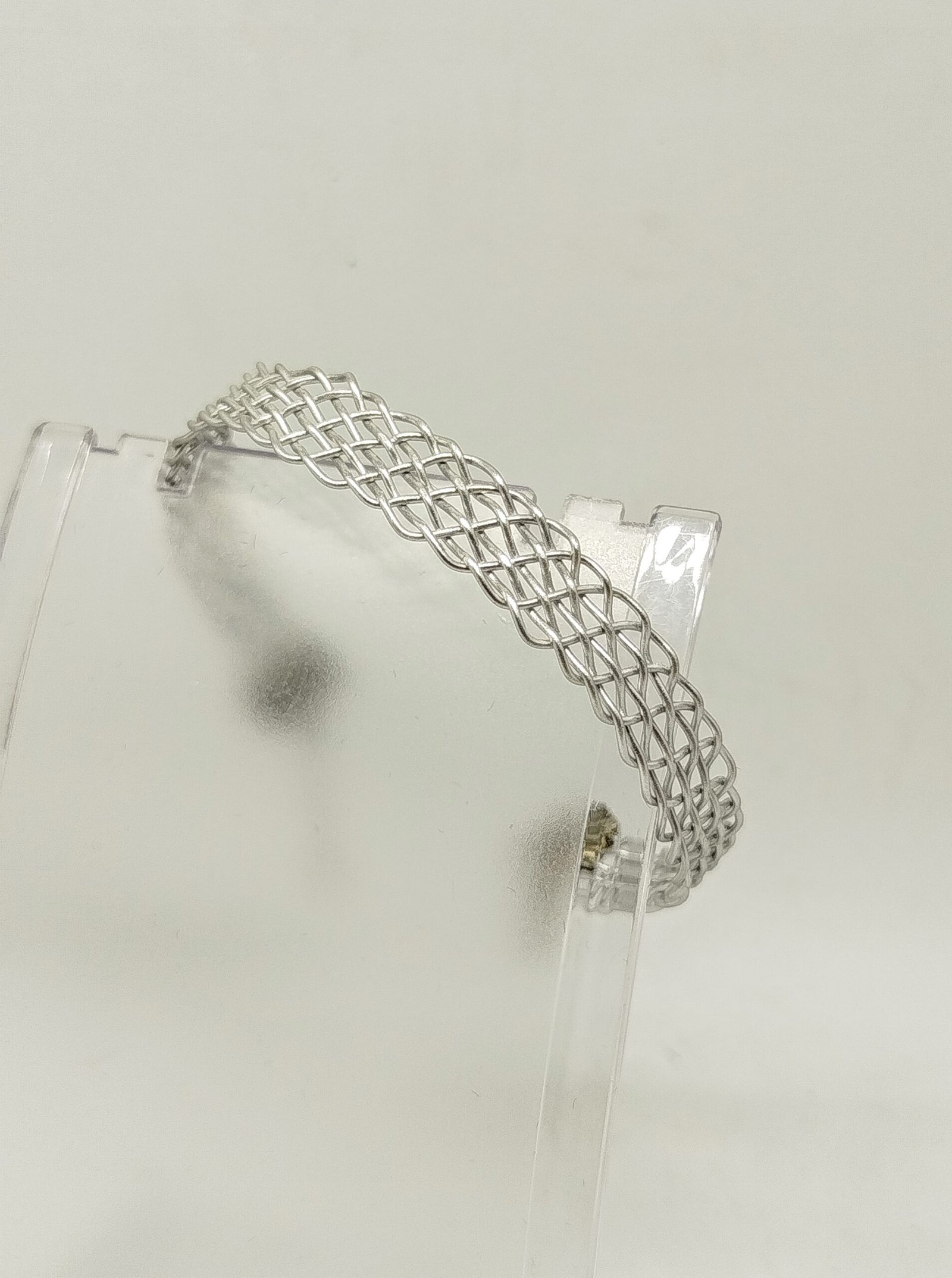 bracelet créé en fil aluminium argenté méthode kumihimo