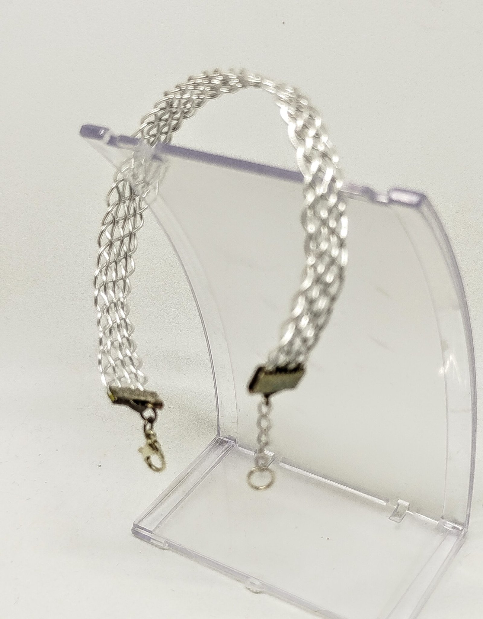 bracelet créé en fil aluminium argenté méthode kumihimo
