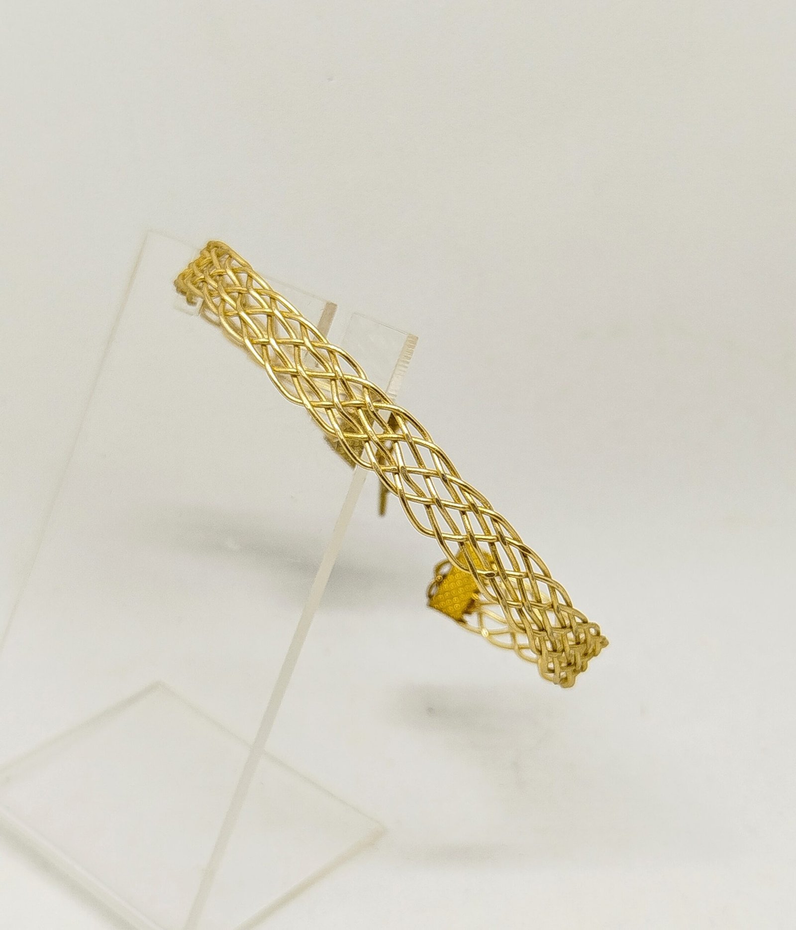 bracelet créé en fil aluminium doré méthode kumihimo