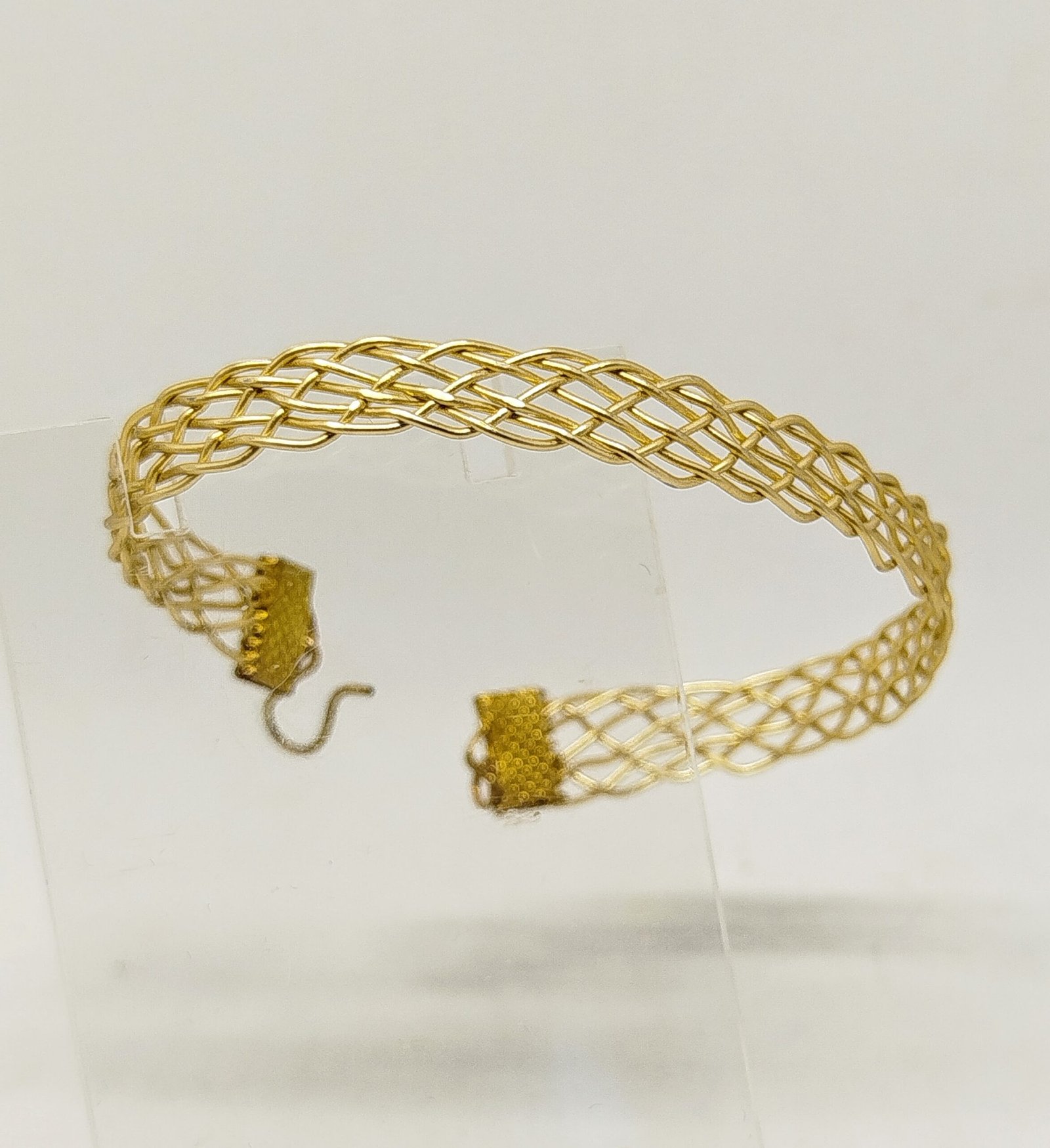 bracelet créé en fil aluminium doré méthode kumihimo